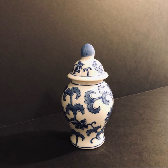 Miniature Chinoiserie Vase with Top - Picture 2 of 7